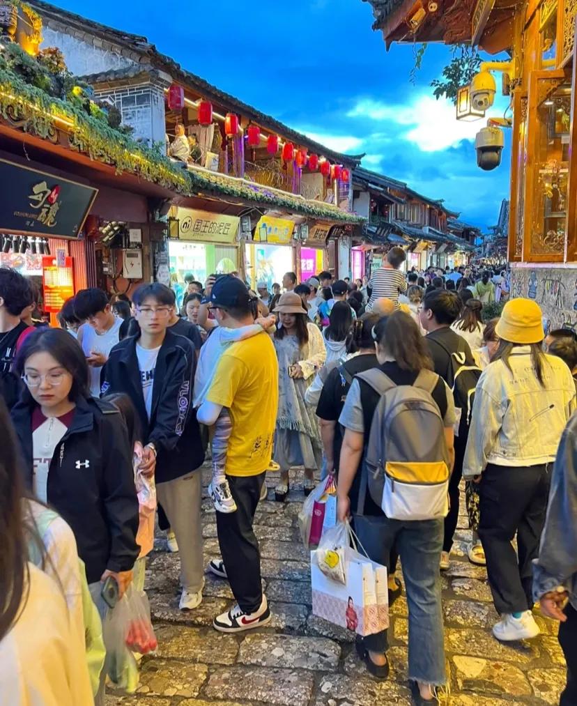 我去丽江看了人从众，吃了每个古镇都一样的半成品小吃，真的好好耍哦，哪里都能逛的古