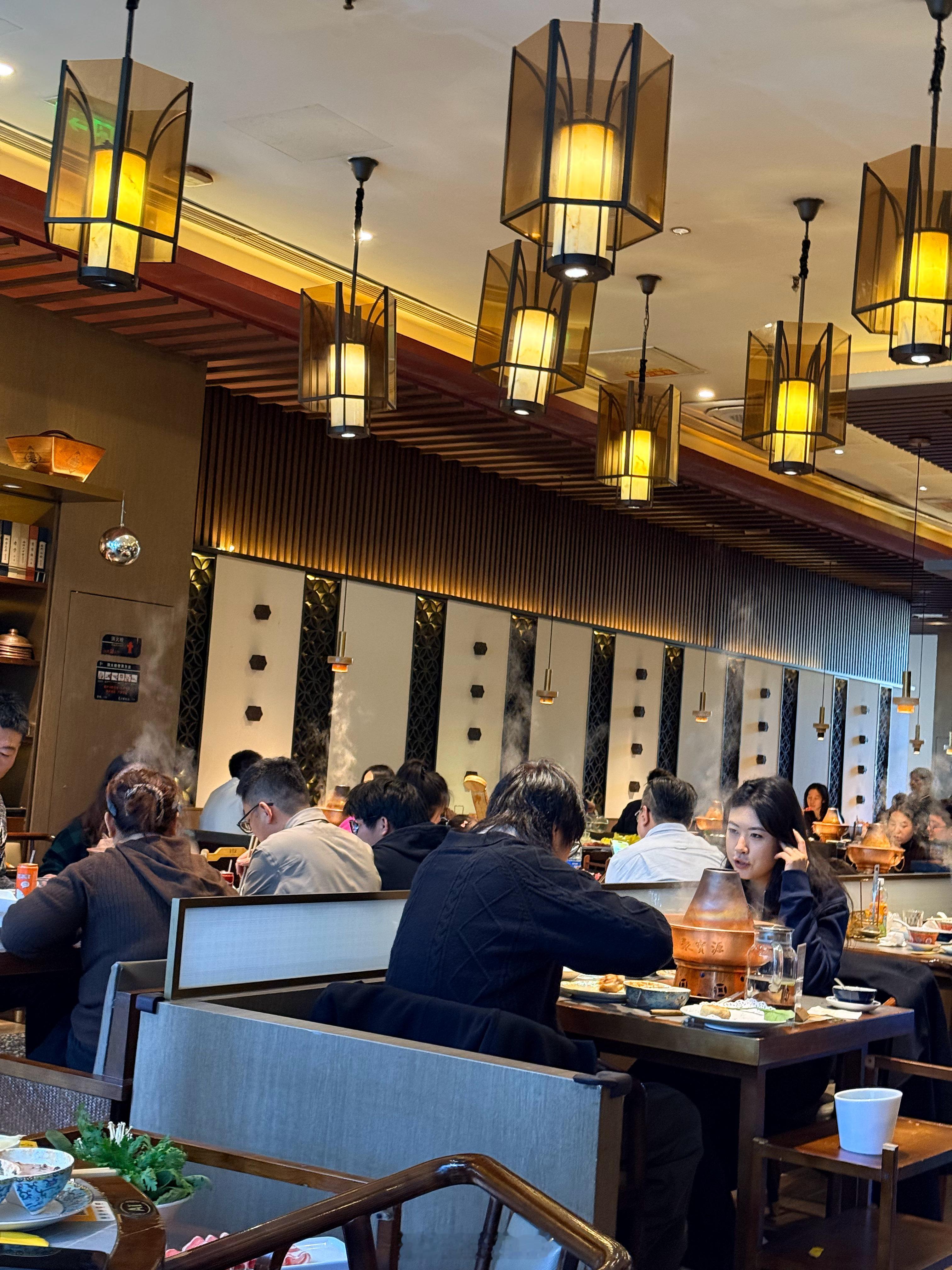 想着错峰来吃涮羊肉结果店里还是好多人下雪天和火锅更配哦