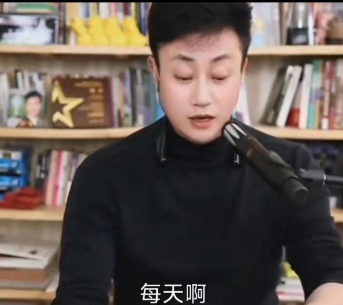 耿为华老师透露，他的爱人贺老师与保姆小红处成了闺蜜。
耿老师二婚迎娶了贺老师。贺