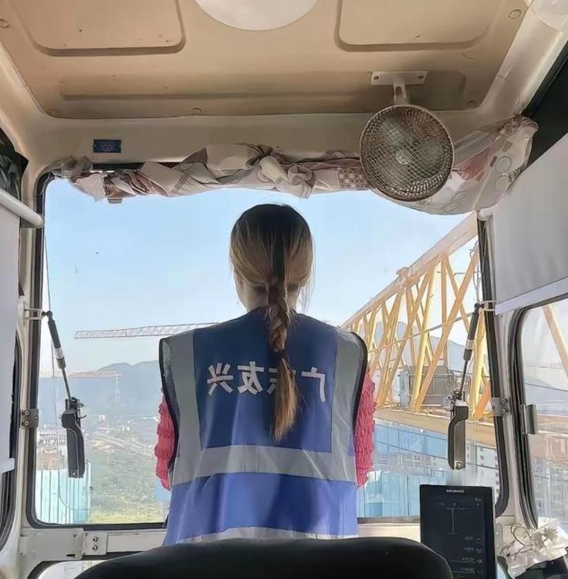 36 岁塔吊女司机被工地清退，四个月两万五工资一分没结。她没哭闹，把安全帽扔进垃