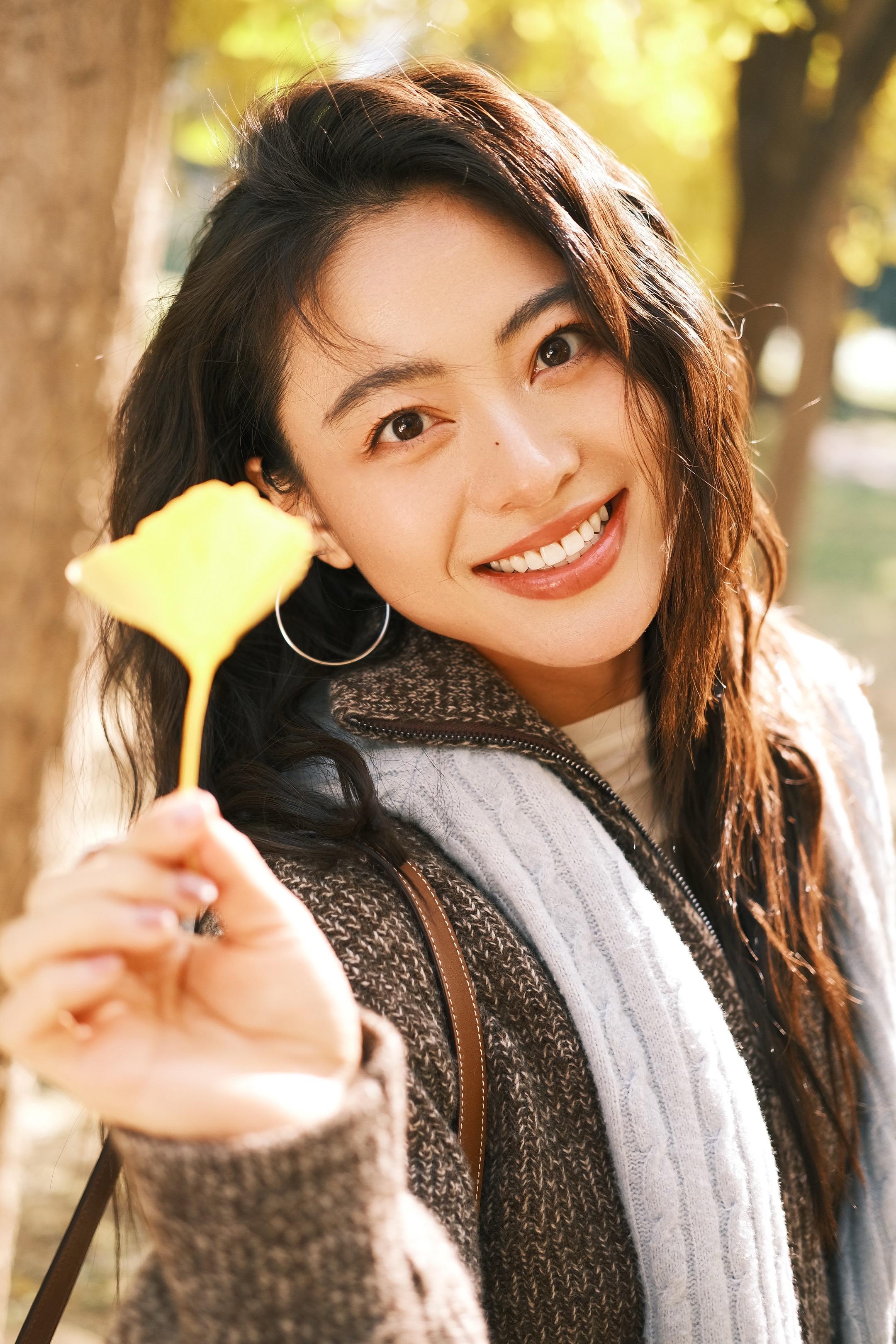 存一些秋天的氛围感拍照姿势