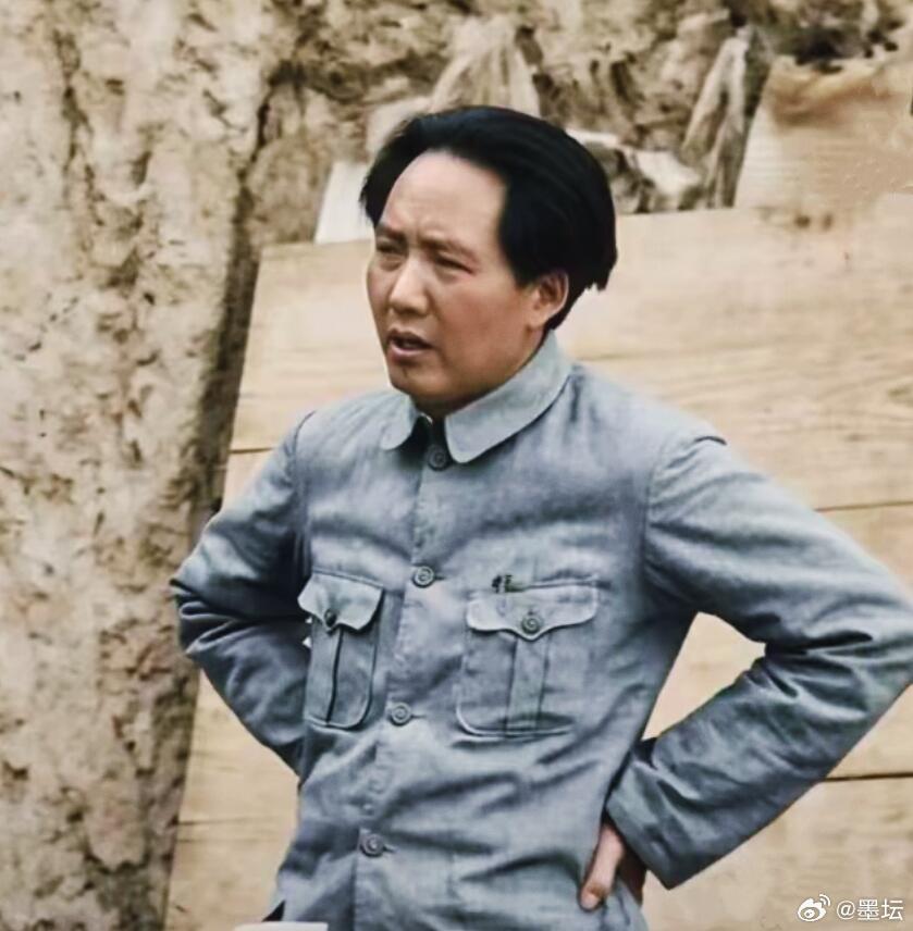 这一站，就是东方巨人的姿态这张照片里，窑洞的土墙斑驳粗糙，主席就那么随意地站着，