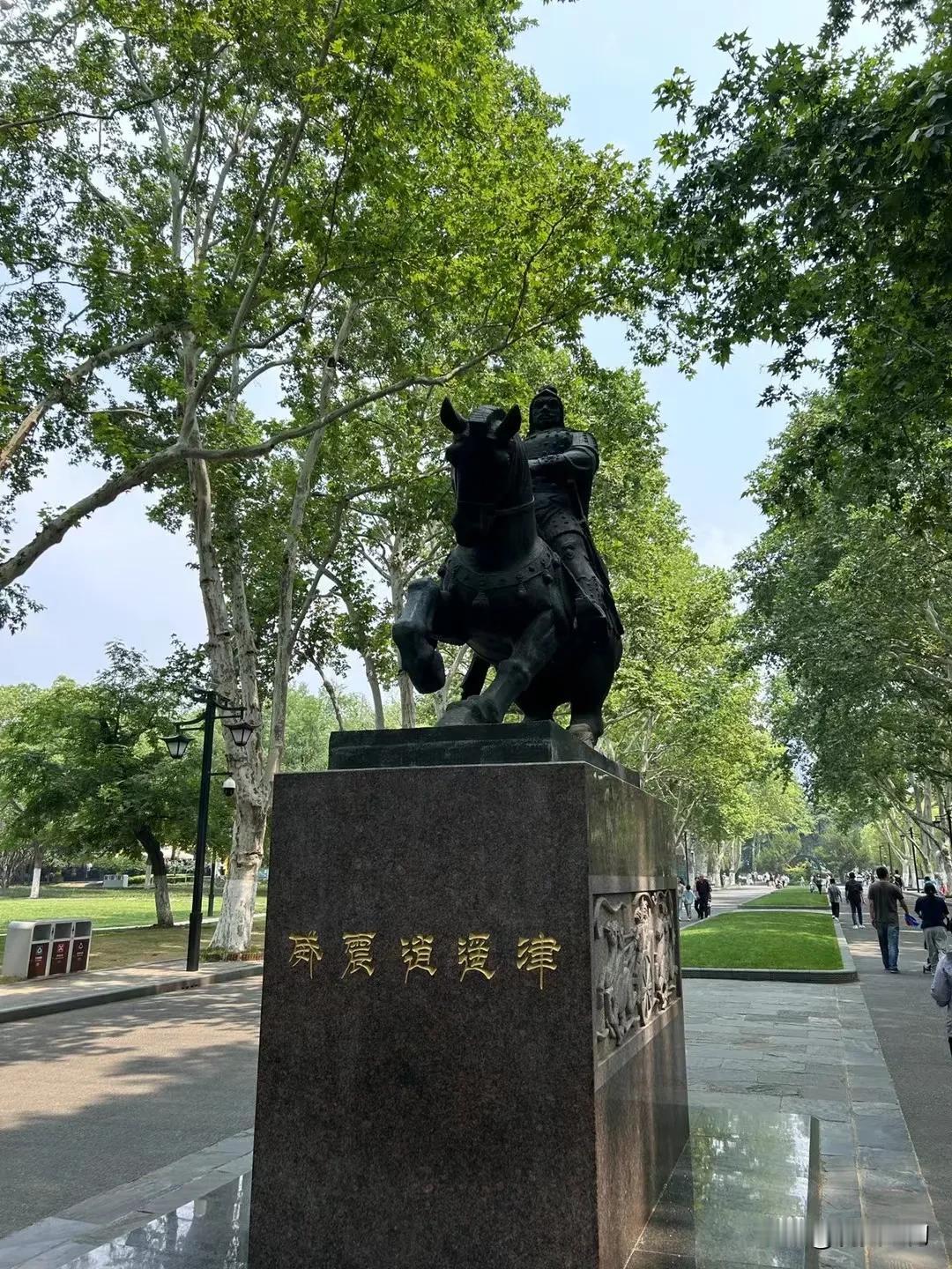 《诗赋逍遥津》
 
吴主飞驹越断桥，
辽神破阵震青霄。
逍遥战垒遗风在，
游乐喧