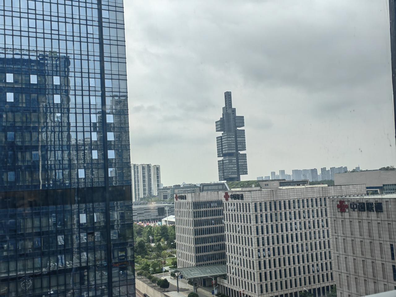 入住贵阳观山区。酒店午餐时，听身后两人聊酒业现状。
​认为酒业不举的根在消费不振