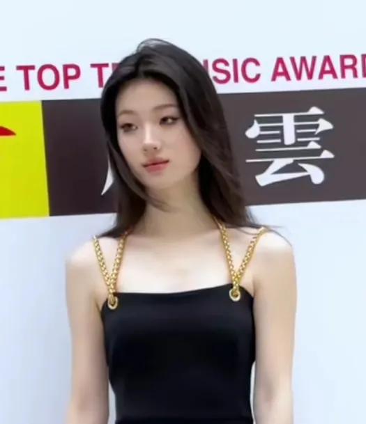 单依纯身穿黑色金属吊带裙亮相，又美又飒，感觉她长得很有韵味，唱歌也耐听，在平淡的