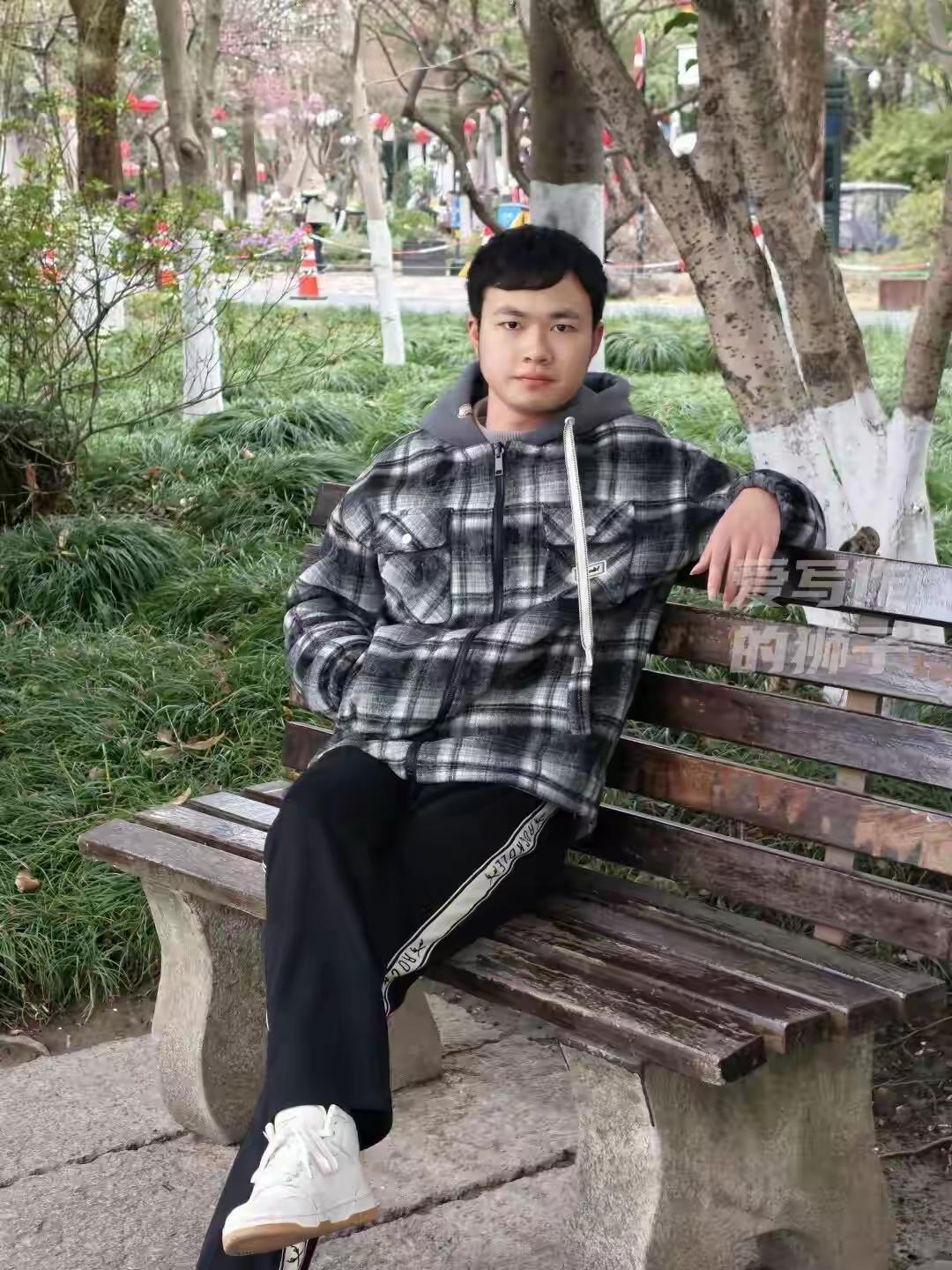 浙江海宁这个男生的经历，在网上引起不少讨论。去年高考，他考上北大医学部，但是专业