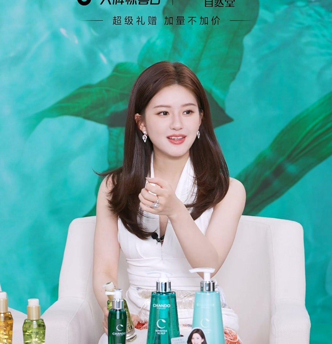 #赵露思挂脖高定#赵露思淡妆就是最好看的！ ​​​