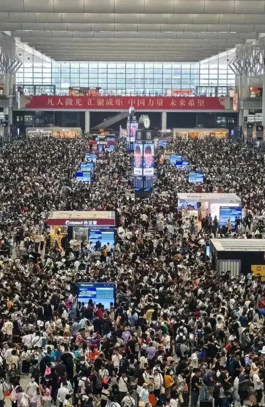 今年的十一长假，热闹程度史无前例！

山城重庆，小小的洪崖洞拥挤不堪，高低胖瘦的