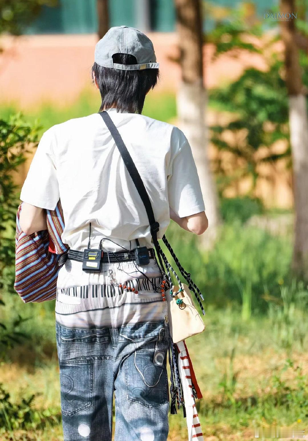 宋亚轩裤子还可以弹钢琴 印花设计好巧妙，钢琴元素融入裤子，配上帽子斜挎包，西海岸