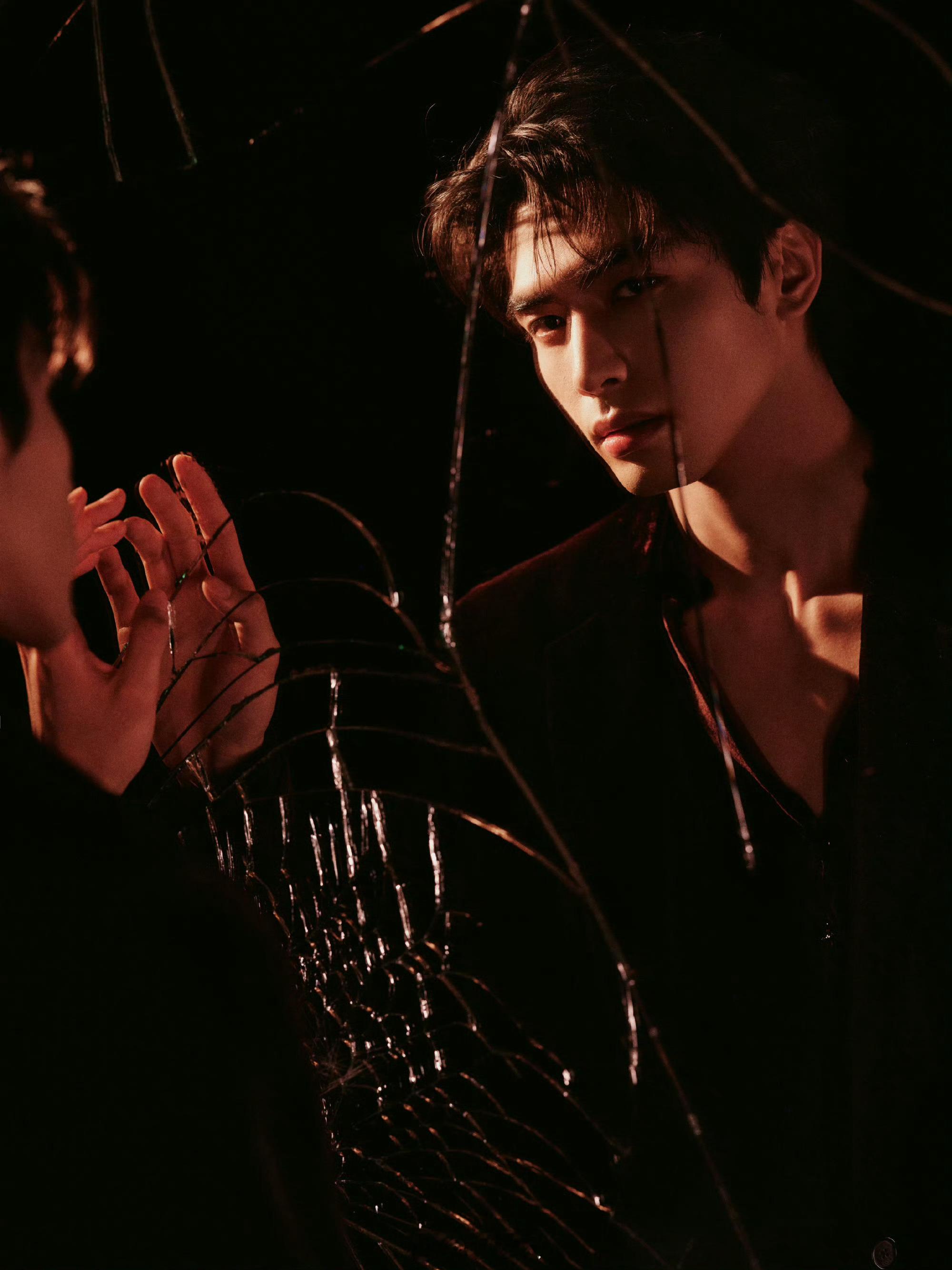 宋威龙V领西装宋威龙镜中人 完全daddy级别的帅 微博之夜出图