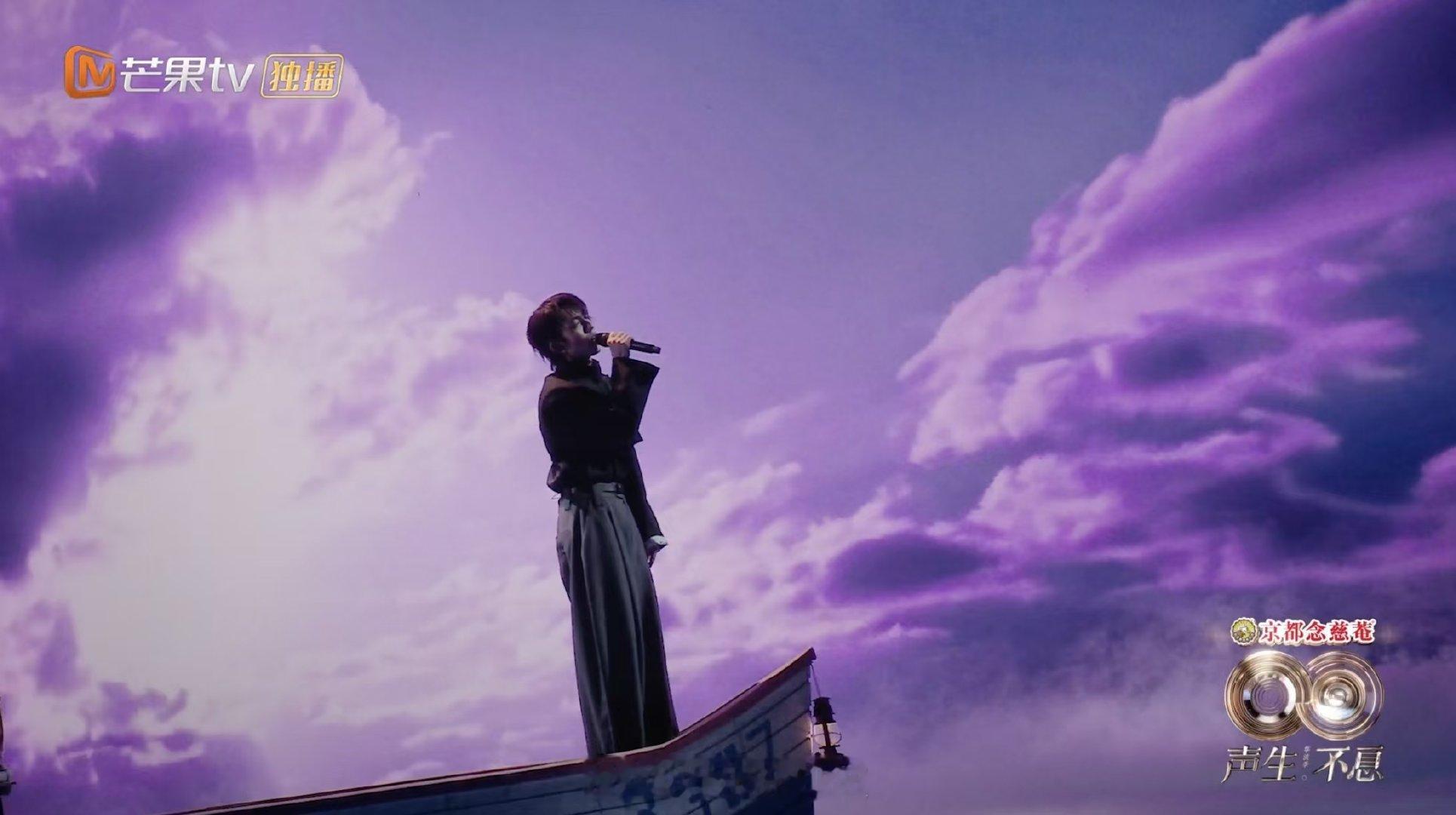 林宥嘉的舞台永远让人惊喜！《浪费》在他的演绎下自带故事感，撑着小船的造型画面感十