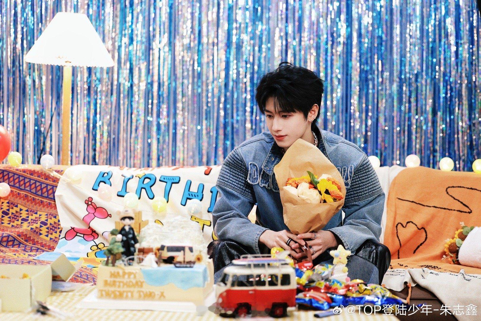 朱志鑫晒19岁庆生照  19岁生日快乐🎂 