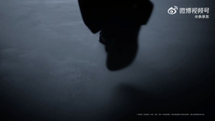 肖战侧颜真的太绝了，那种清冷又高级的氛围感直接拉满，和汽车的质感完美适配，这波预