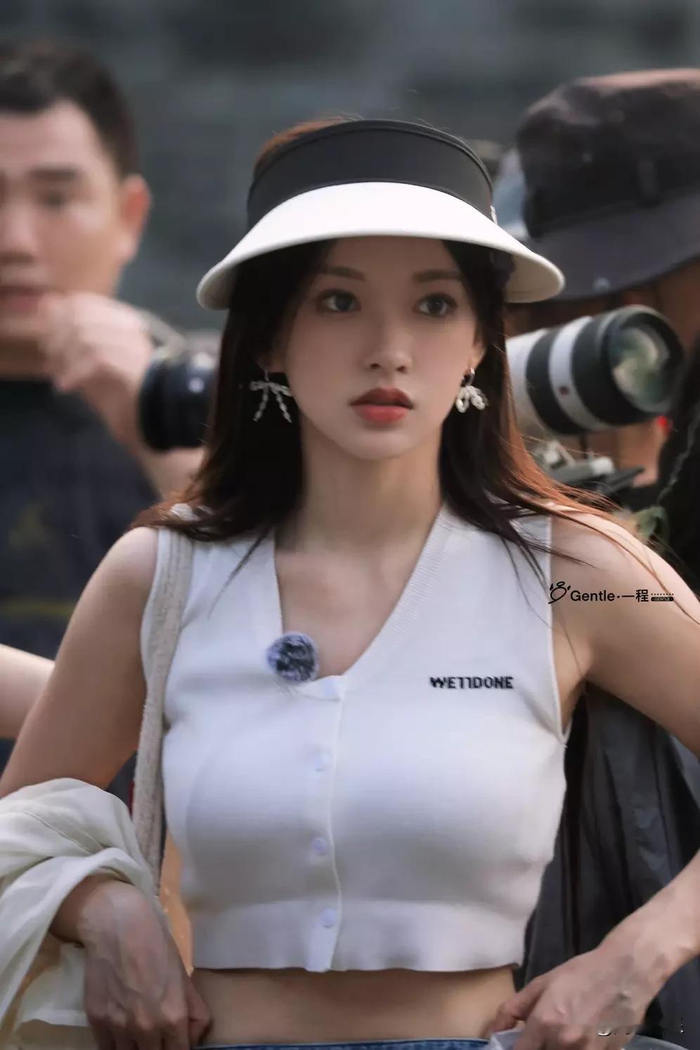 程潇晒过年日常！素颜运动装超能打，手持财神氛围感拉满
 
2月24日，程潇更新社