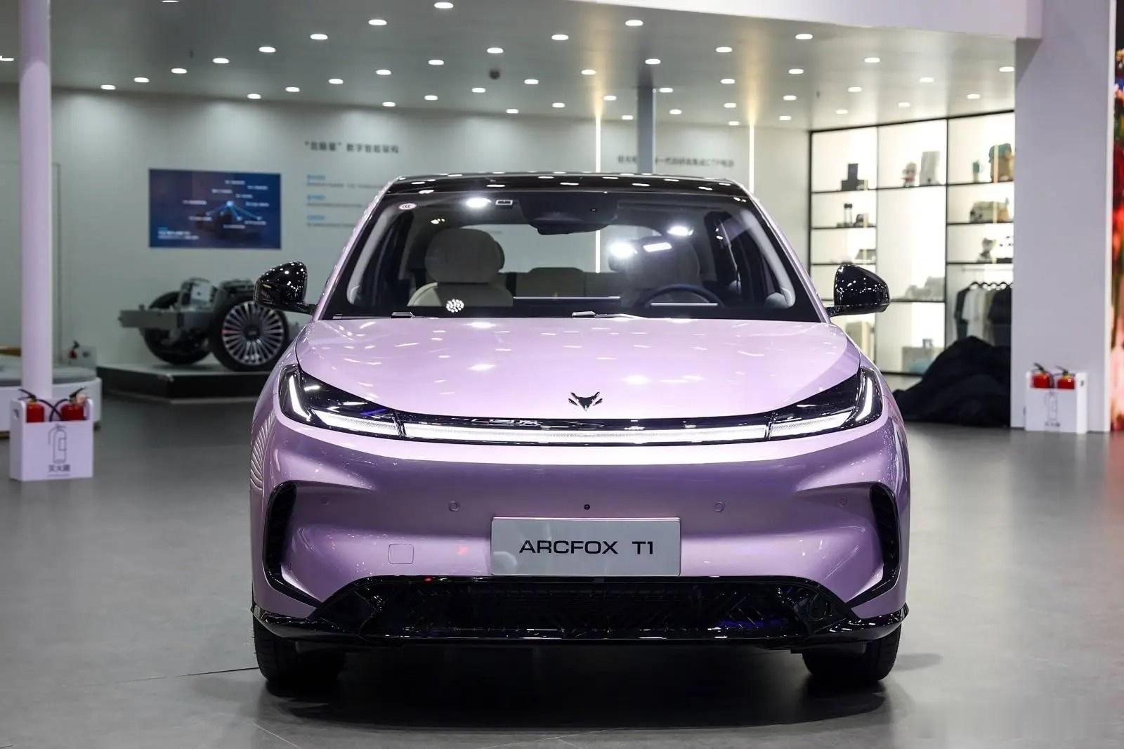 极狐T1配15.6大屏，智能座舱秒变影院小户型家庭选纯电，怕占地方还没储物空间？