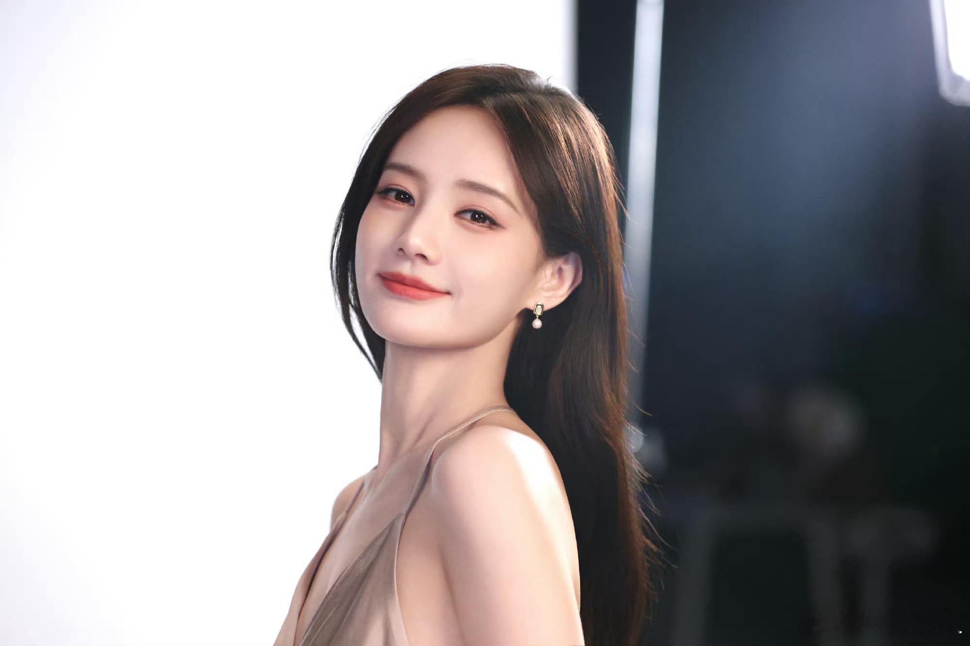美女果然连发丝都是美的，当李一桐的梦女轻而易举，这组拍摄碎片又甜又辣的[爱慕] 
