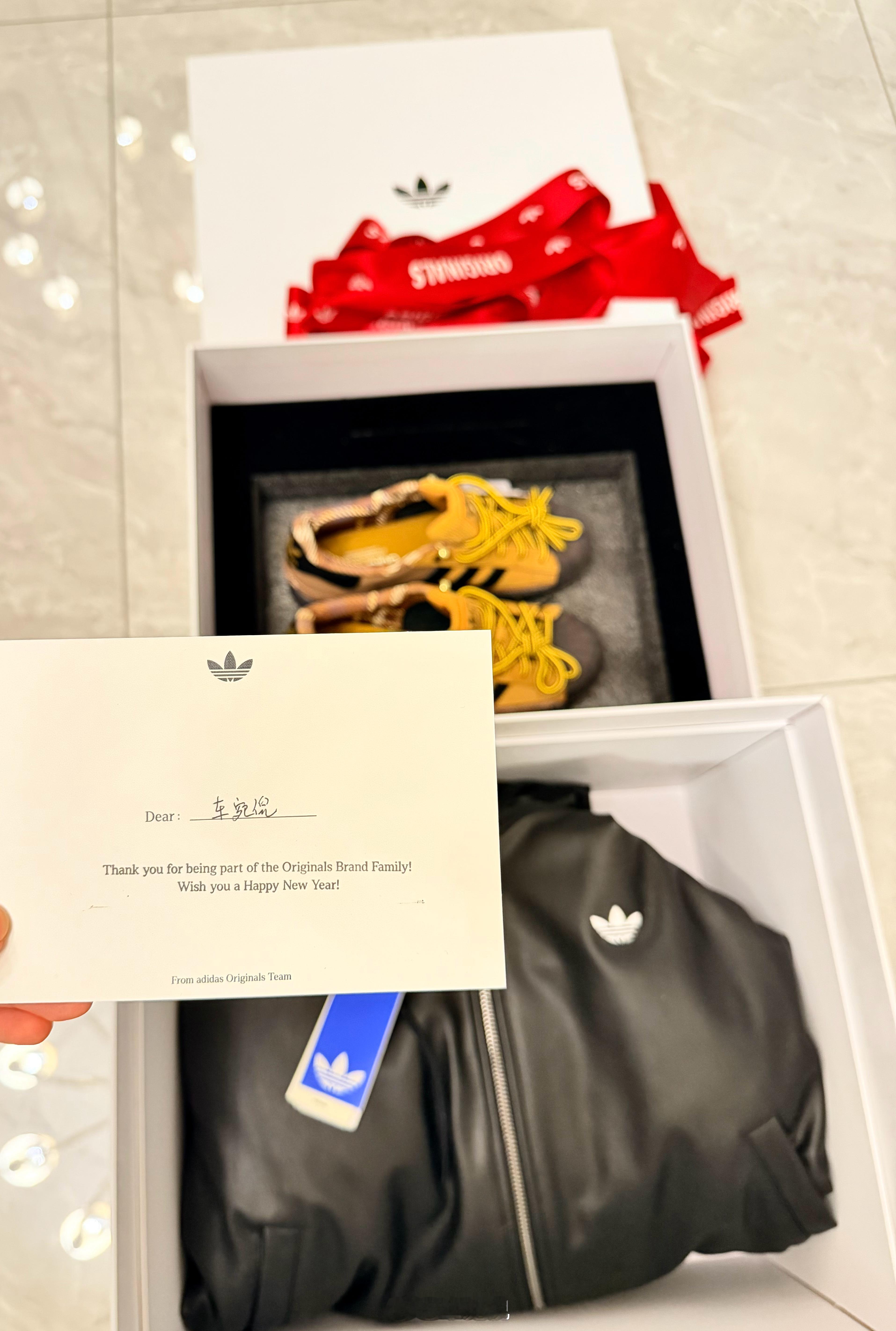 到家就有新年礼盒拆～感谢三叶草🍻adidas originals