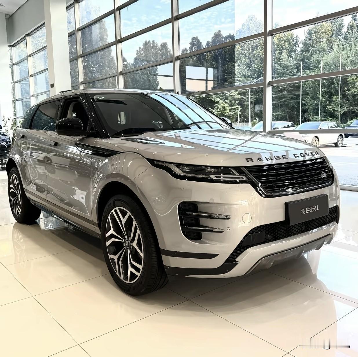 刚刚好几个人问我，路虎极光L直降快20万，23万多就能开走，到底值不值？我聊聊个