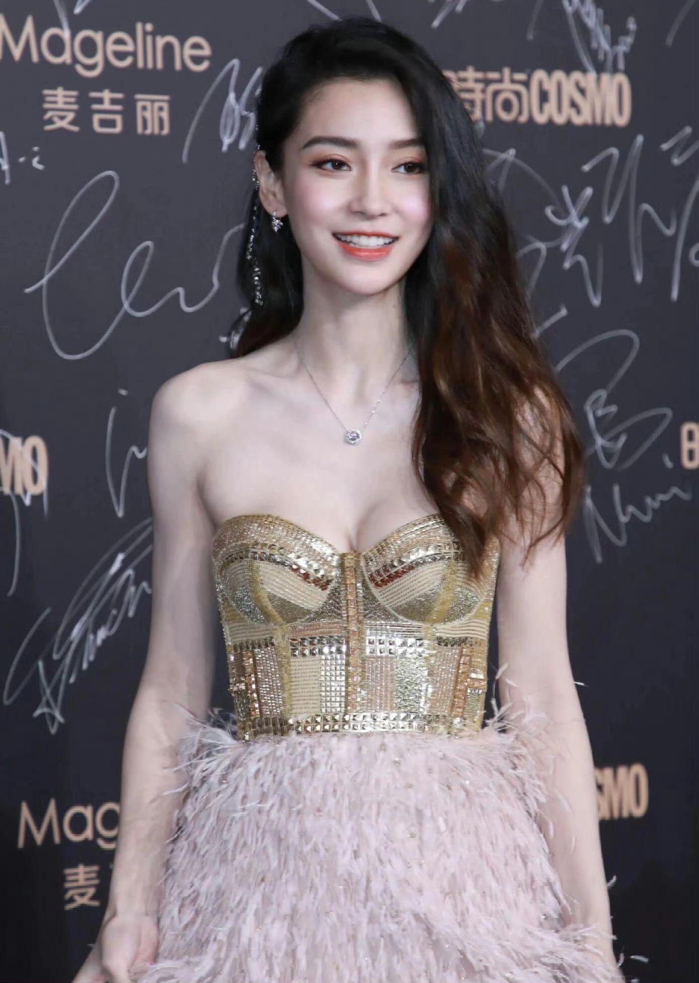 杨颖红毯生图怼脸拍。