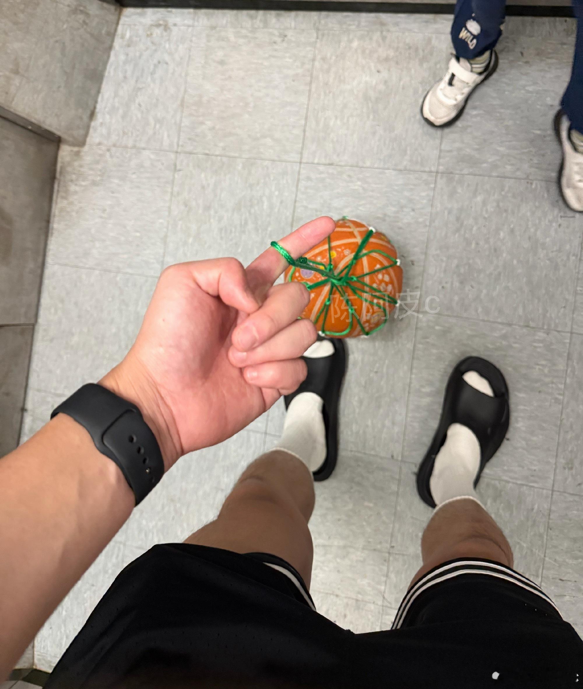 我的篮球水平 约等于可以和一年级小学生打一打之前剪了那么短的头发 可算养回来了校