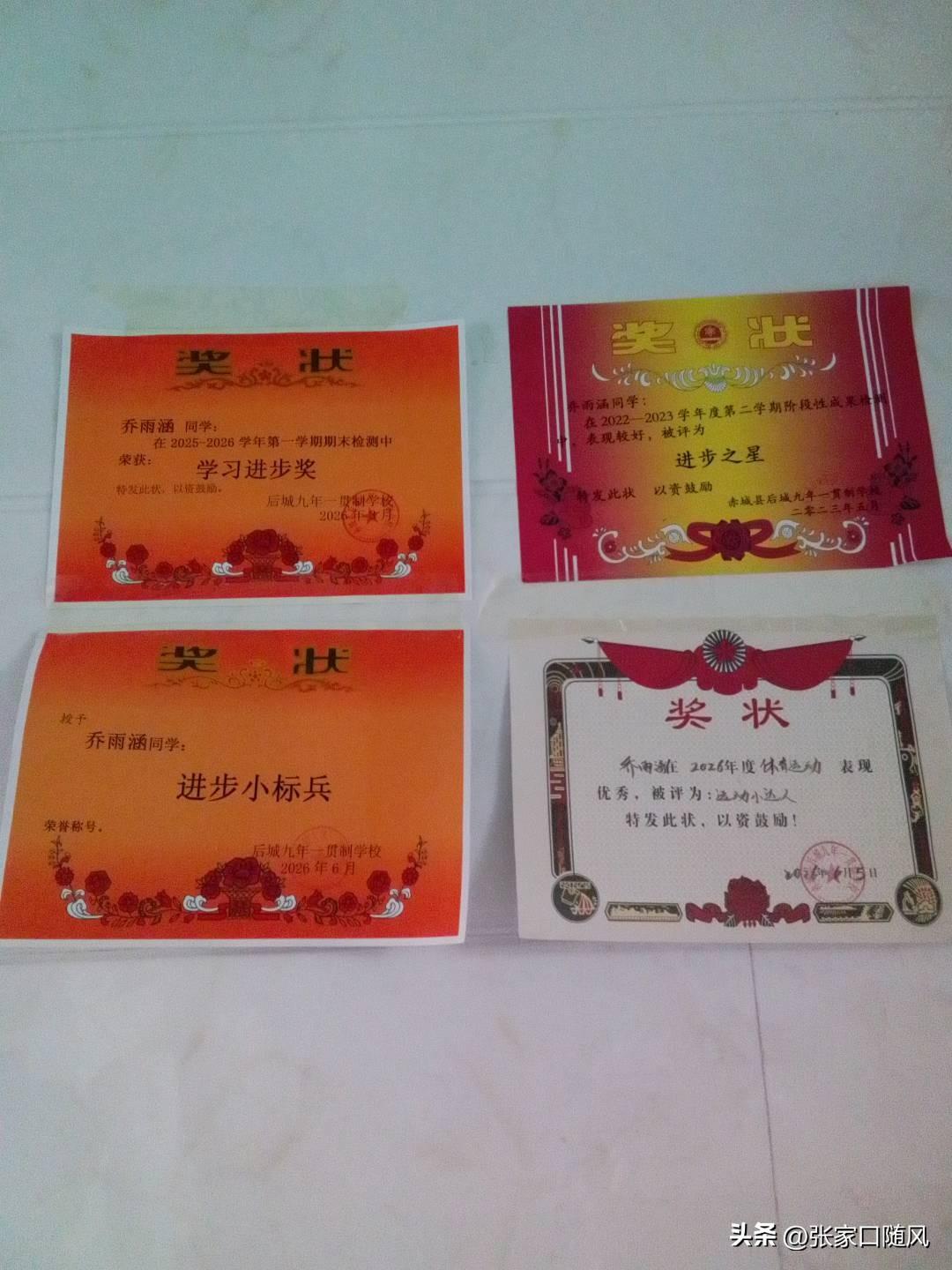 推开教室门时，我还在偷偷紧张——毕竟这是我第一次以“家长”的身份，坐在女儿的课桌