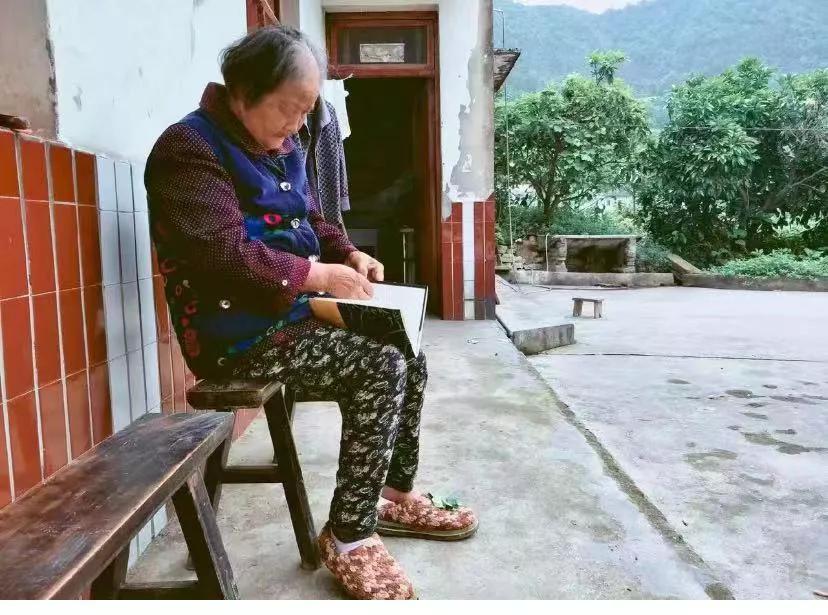 我那被时代抛弃的外婆
我发现这个时代对老人是不公平的，它抛弃了很多老人
在我老家