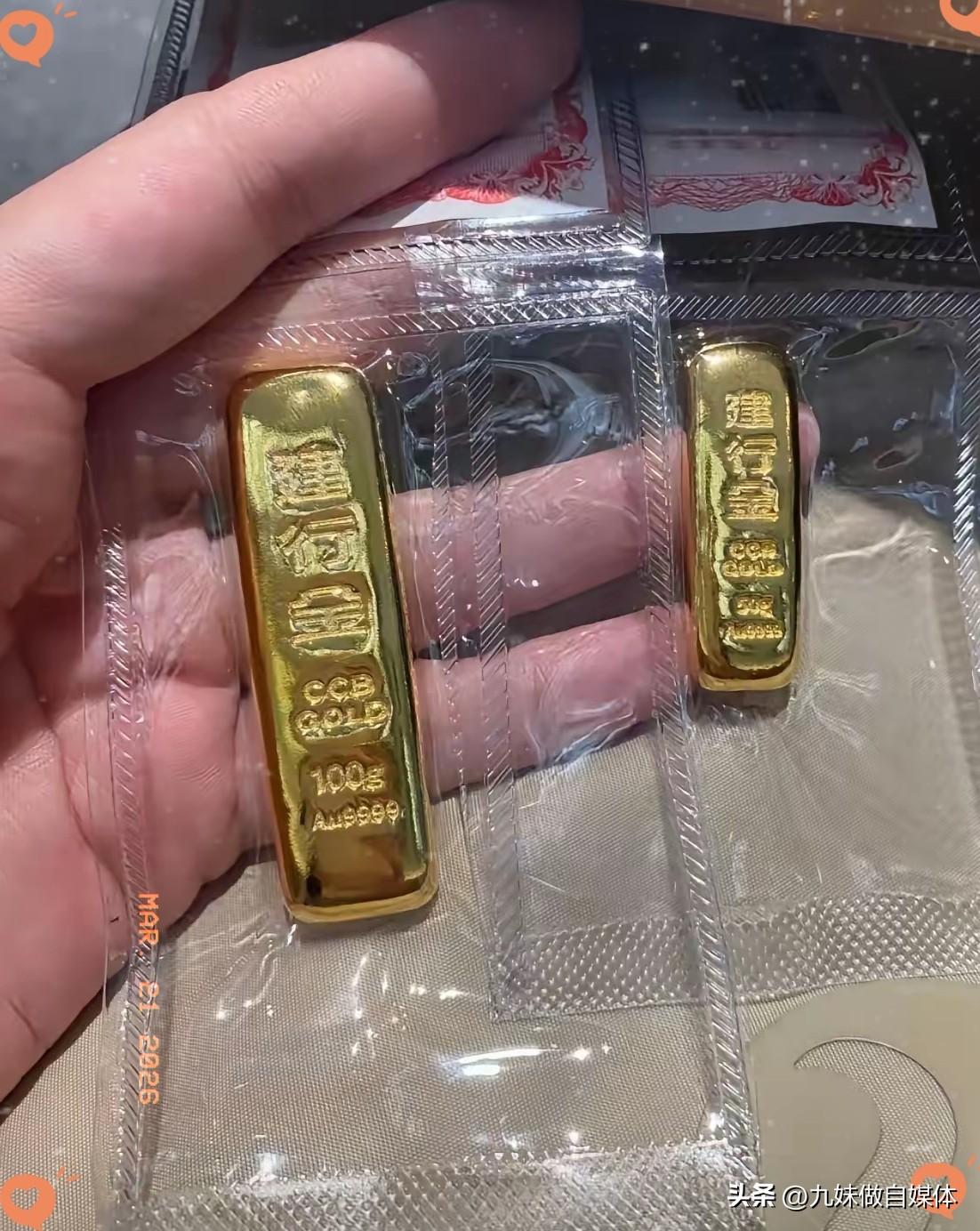 手里有黄金的全被套了
​今天金价跌得太狠，上午还1070一克，半天就跌破1000