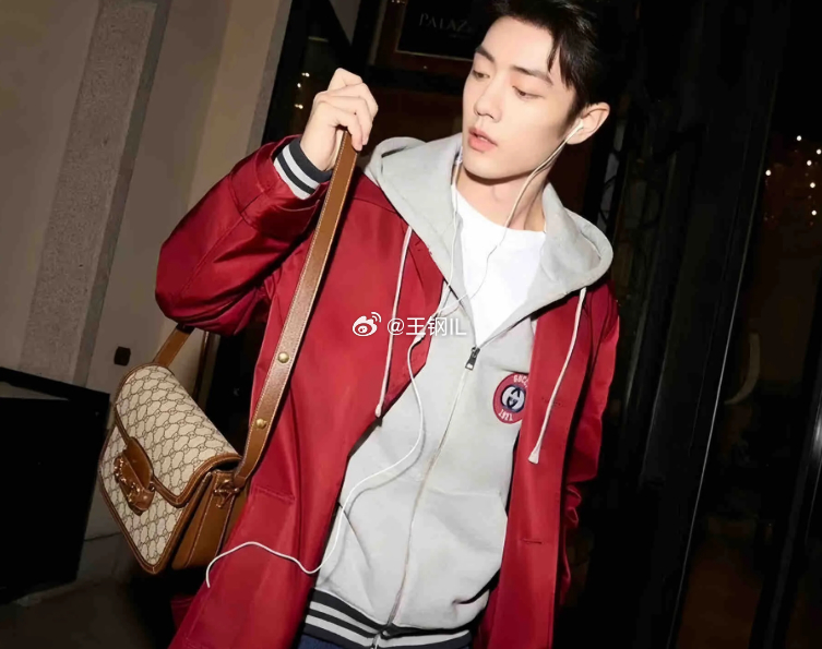 有线耳机我更喜欢彩色的，不同颜色搭配不同心情，而且线控按钮更方便。 无线耳机我只