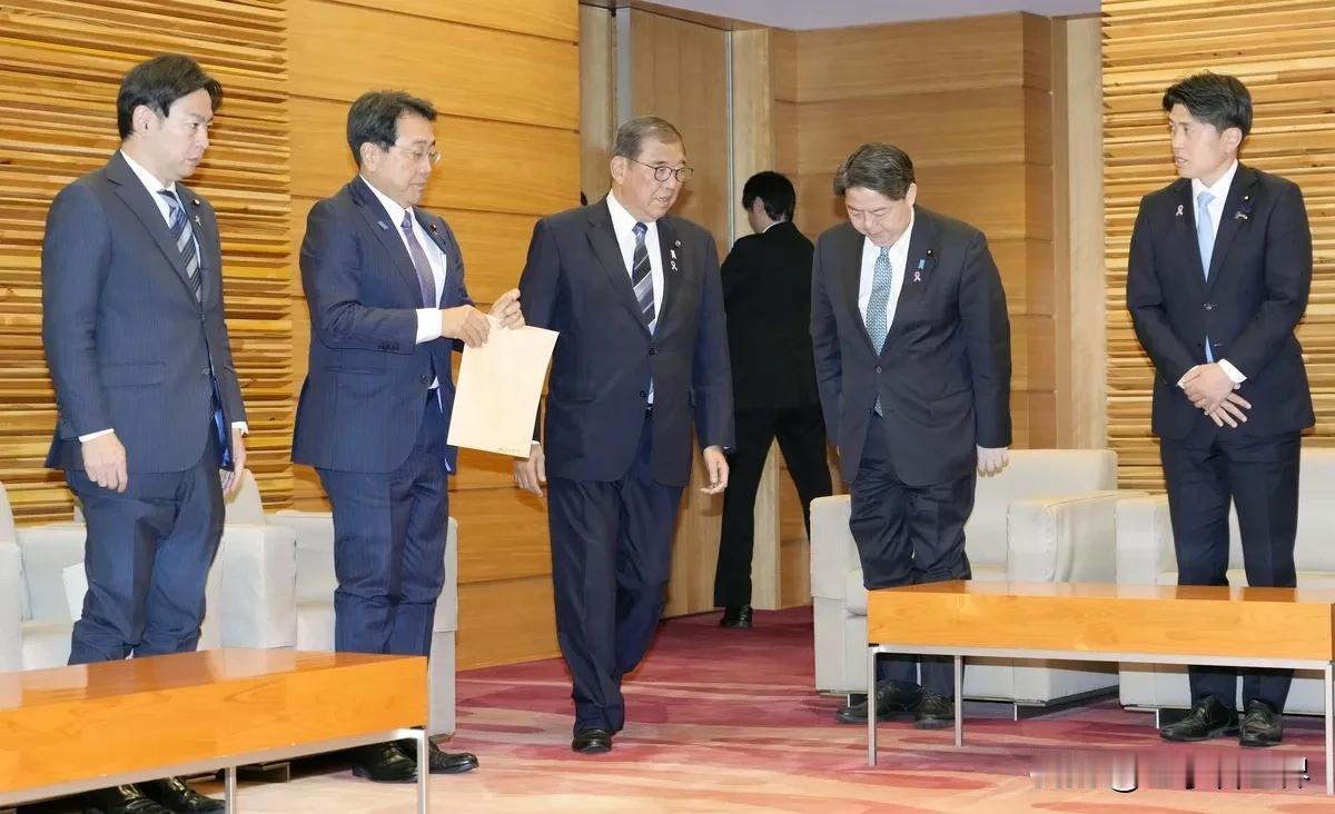 日本政府向低收入家庭发放3万日元，推动一揽子经济措施
东京时间11月22日，日本