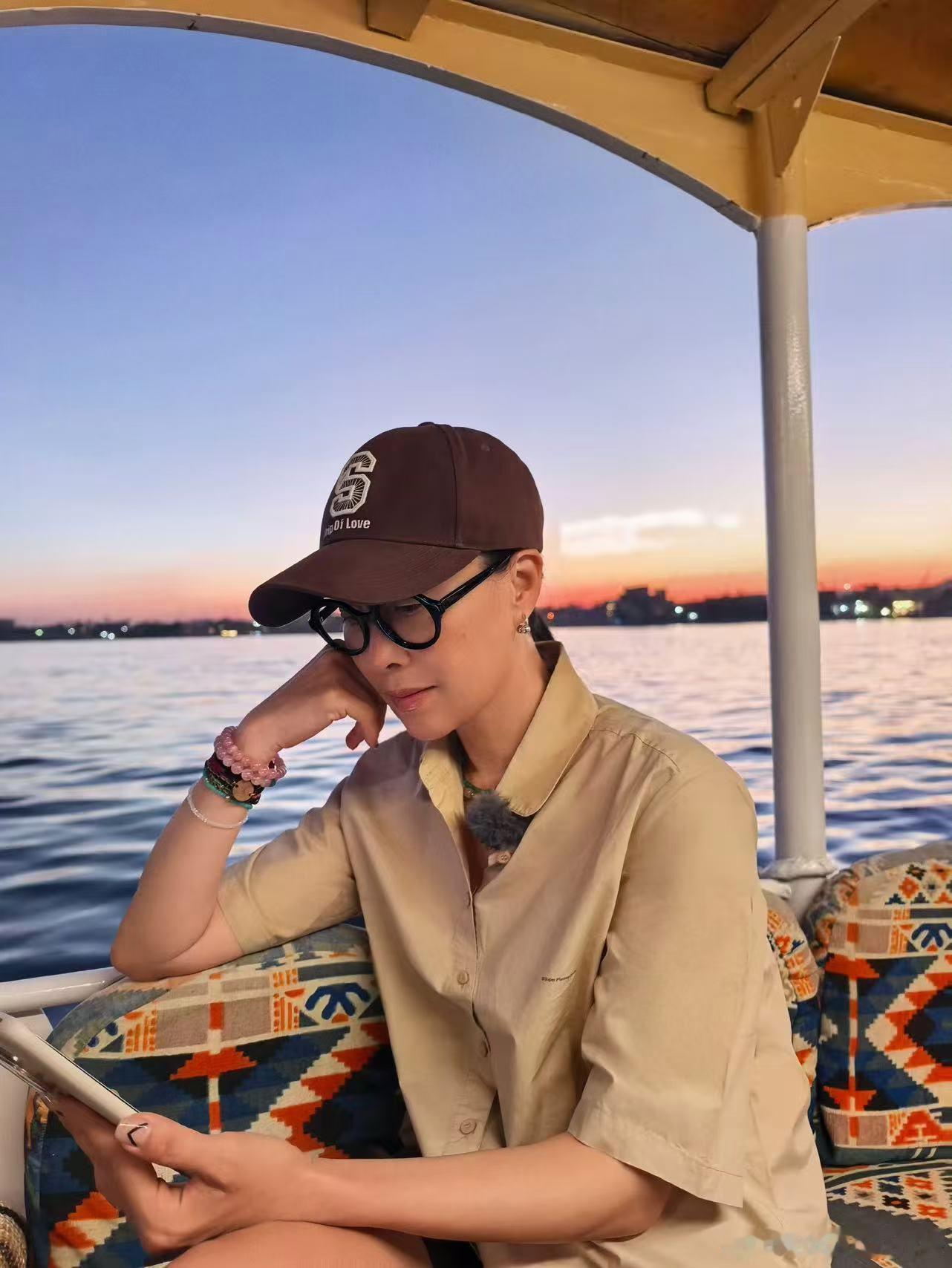 那英：旅游不唱歌，乐趣少一半。花少团：啊~对~[允悲]那英一回来花少又唱歌了花少