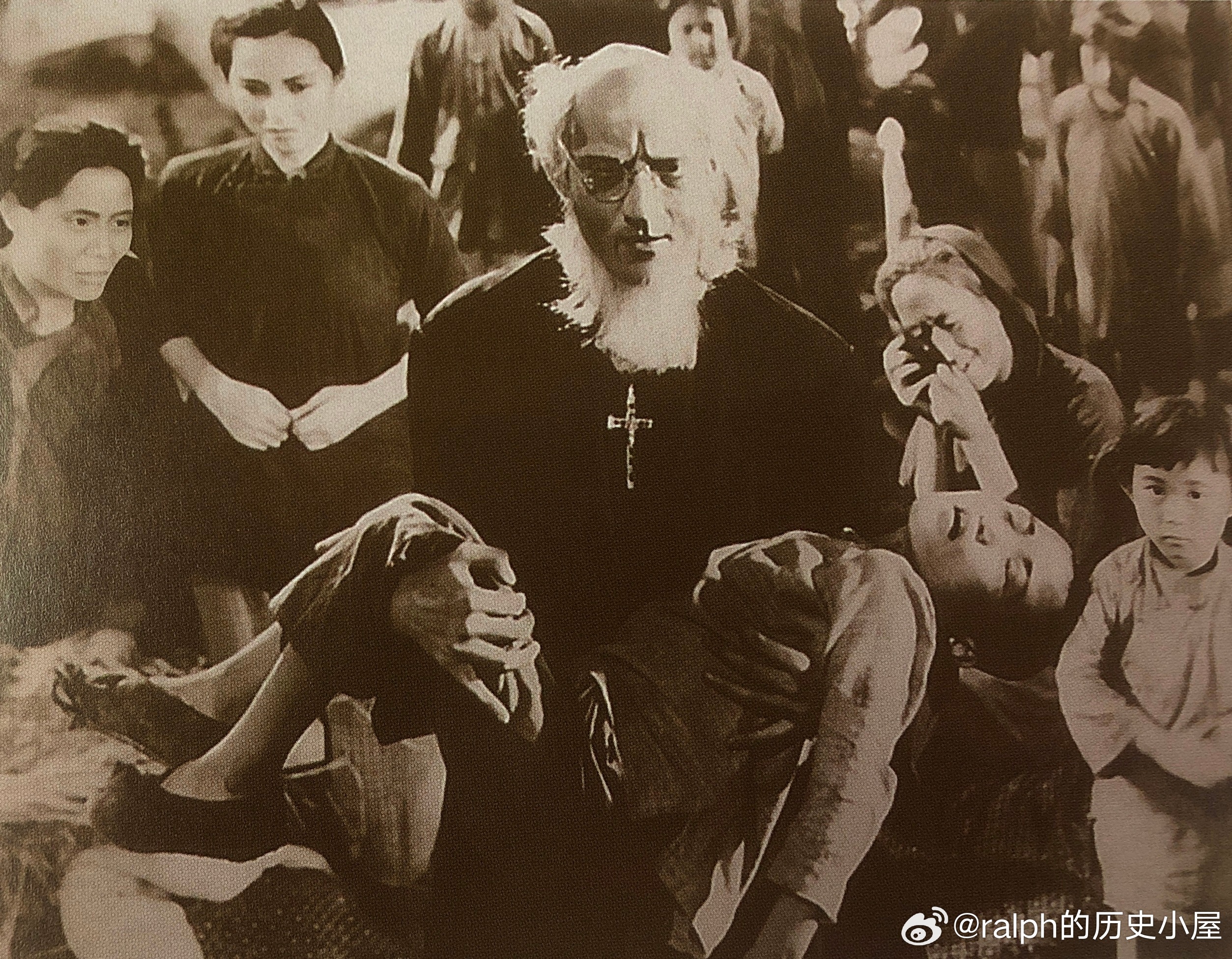 1946年牛犇首登银幕，出演沈浮导演的《圣城记》里的小牛子（躺在谢添扮演的金神父