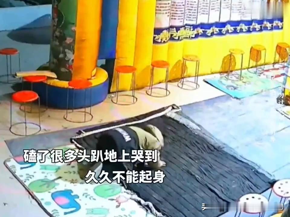 你瞅瞅这监控里的画面，看得人鼻子直发酸。
 
爷爷走了，灵棚搭在院子里，大人们都