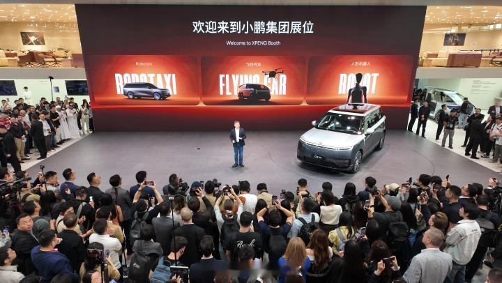 小鹏这次在北京车展准备了很多东西，阵容强大。GX实车我看到了那款“昆仑云境”双拼