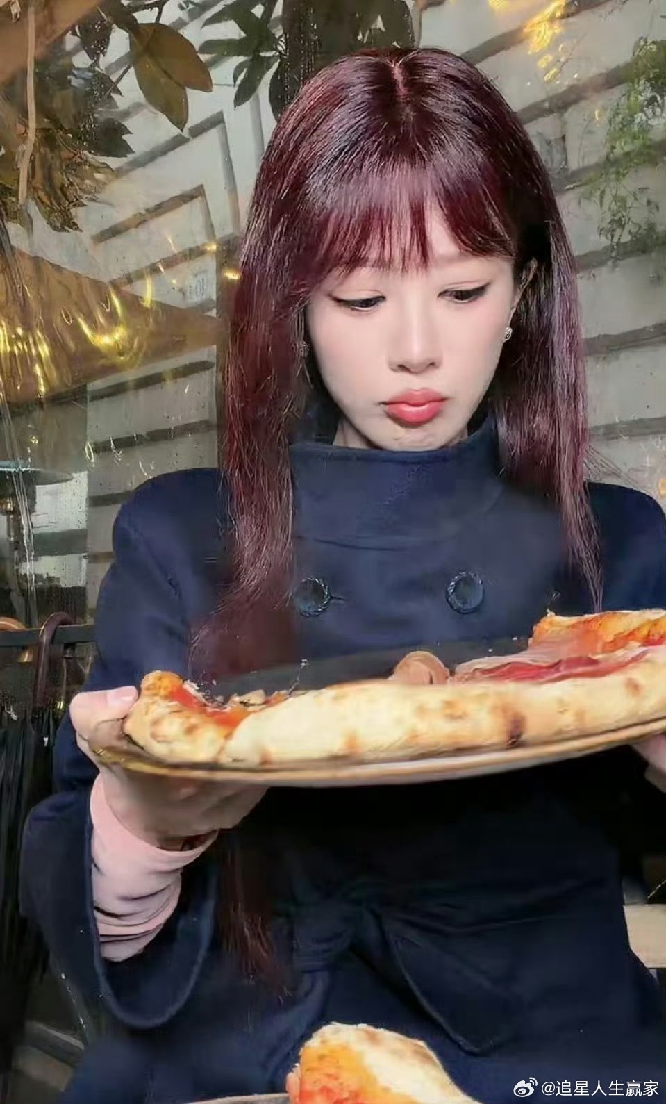 杨紫昨日红发探店造型姐美真的是没有任何技巧，硬美啊 