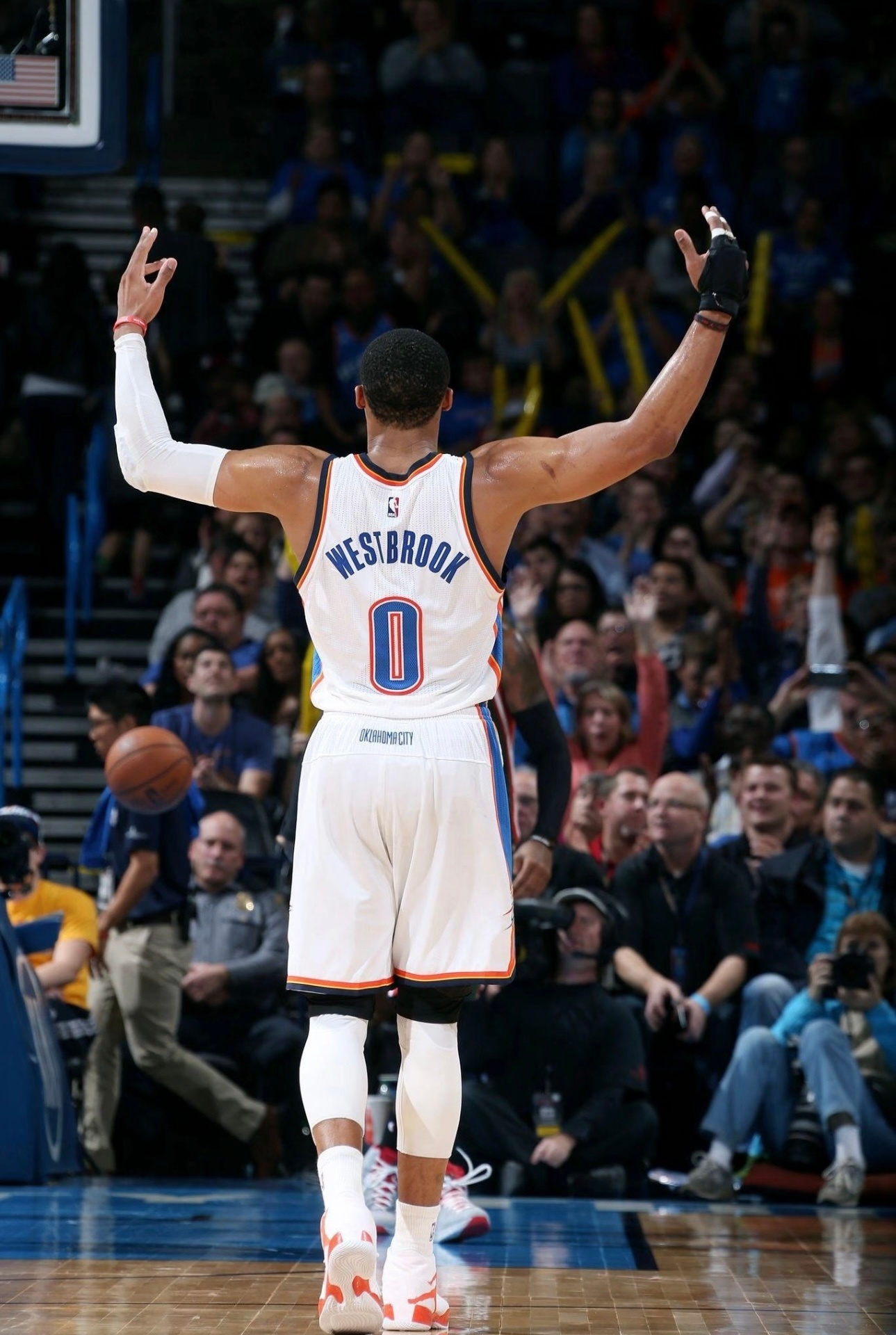 NBA祝威少退役快乐我靠，威少也退役了印象里他算是年轻一代啊……怪我太久没看NB