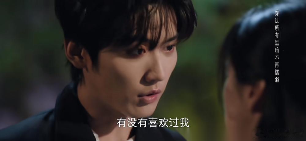 黄奕一个眼神，就让《炽夏》这部烂剧的男女主，输得连底裤都不剩了。  说真的，这剧