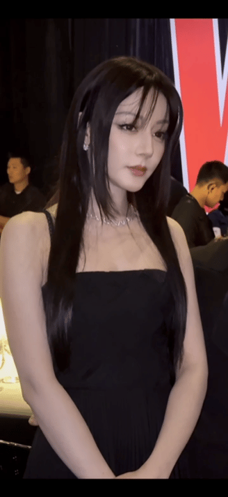 迪丽热巴第二套好像带了个假发，今晚W盛典这两套造型粉丝很满意，假发也满意[笑cr