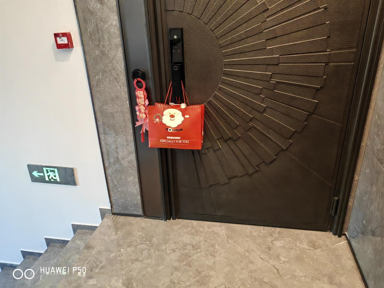 昨天中午回家门把手挂一个红色袋子，想想自己没有快递，打开一看里面有6个苹果，原来