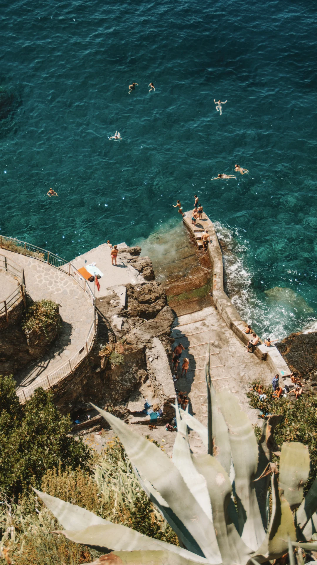 𝓐𝓽 𝓽𝓱𝓮 𝓼𝓮𝓪𝓼𝓲𝓭𝓮