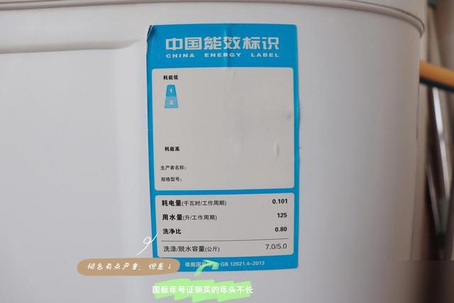 用双缸洗衣机一周，我算懂为啥它快被淘汰了！朋友搬家送我台老双缸，洗脏牛仔裤比滚筒