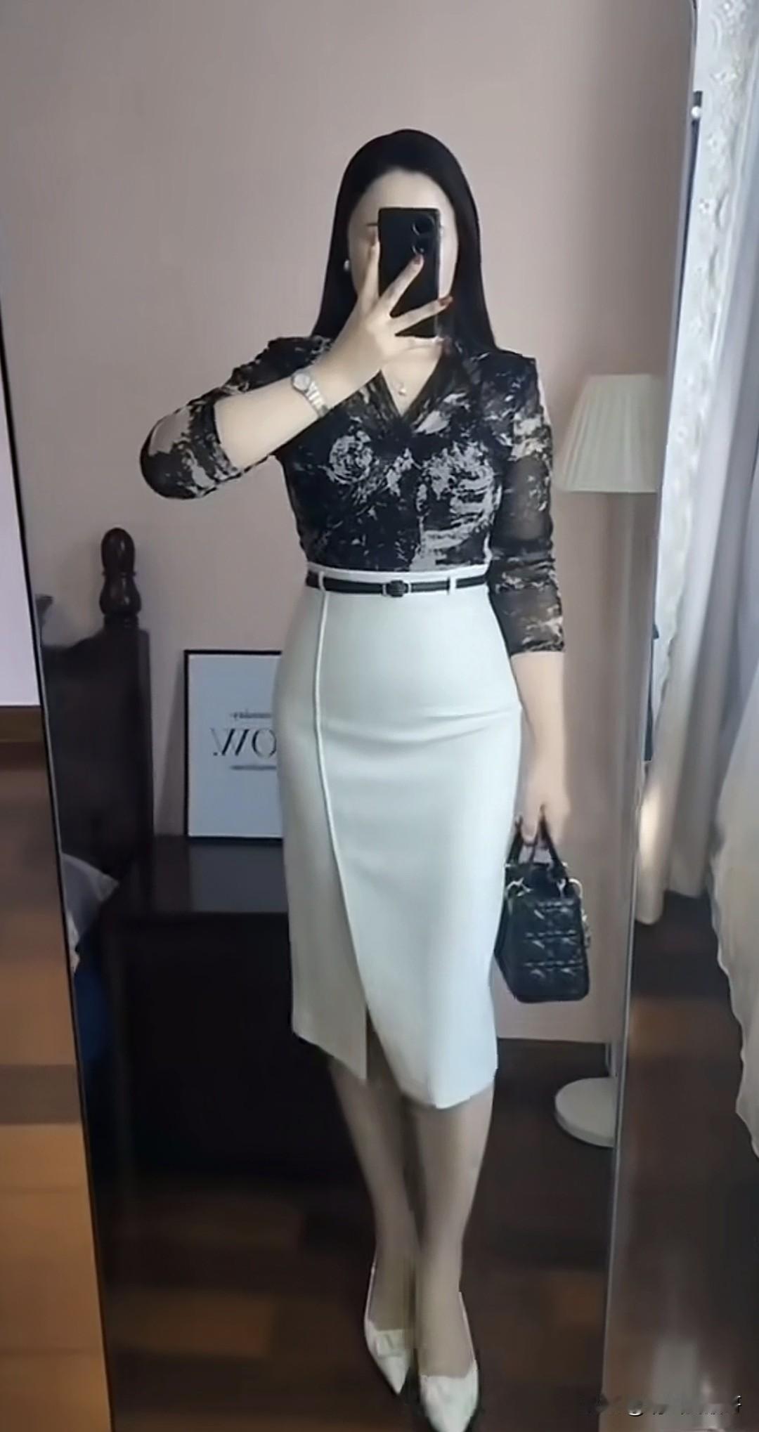 每天上班前必须得精心打扮一下才出门，有好的心情才有好的工作状态。