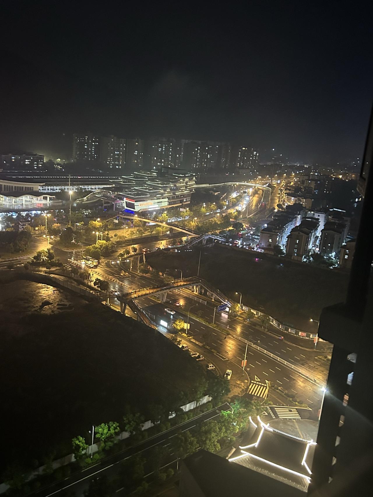 终有一天，你会静下心来，坦然面对自己平庸的一生，与那个曾经执着又执拗的自己握手言