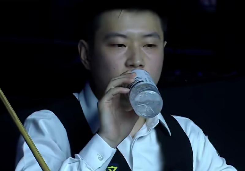 赵心童2:0领先，肖国栋暂时落后！
斯诺克武汉公开赛进入四强争夺阶段，赵心童表现