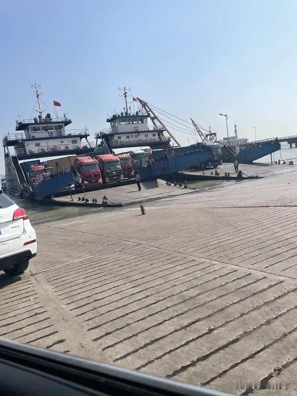 霍尔木兹海峡又双叒叕关闭了！当地时间8日，多家伊朗媒体报道海峡“完全关闭”，油轮