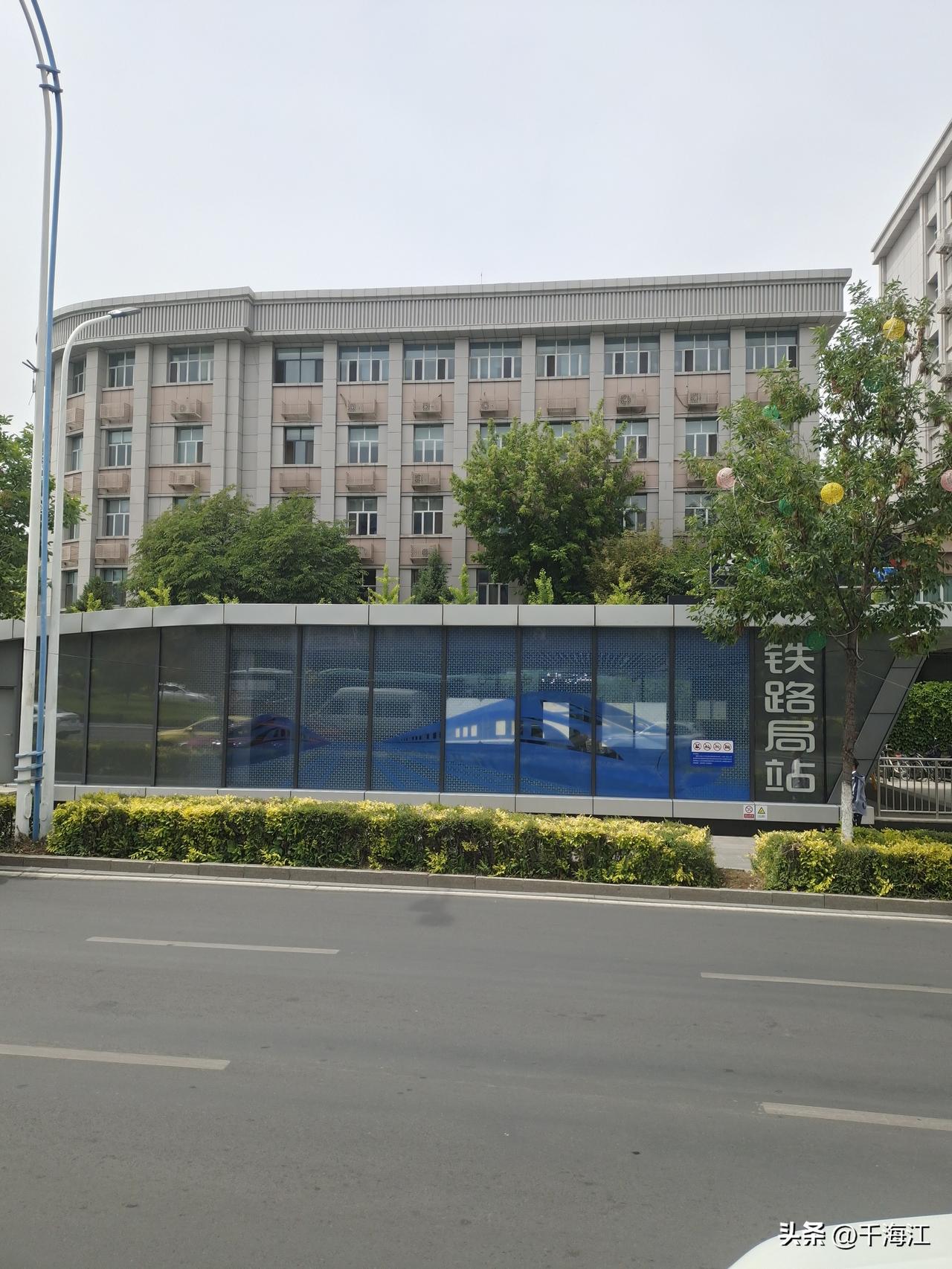 网友“新疆芙蓉寻亲”给我发微信说:“你能帮我，有时间拍拍铁路局家属院或者铁路局的