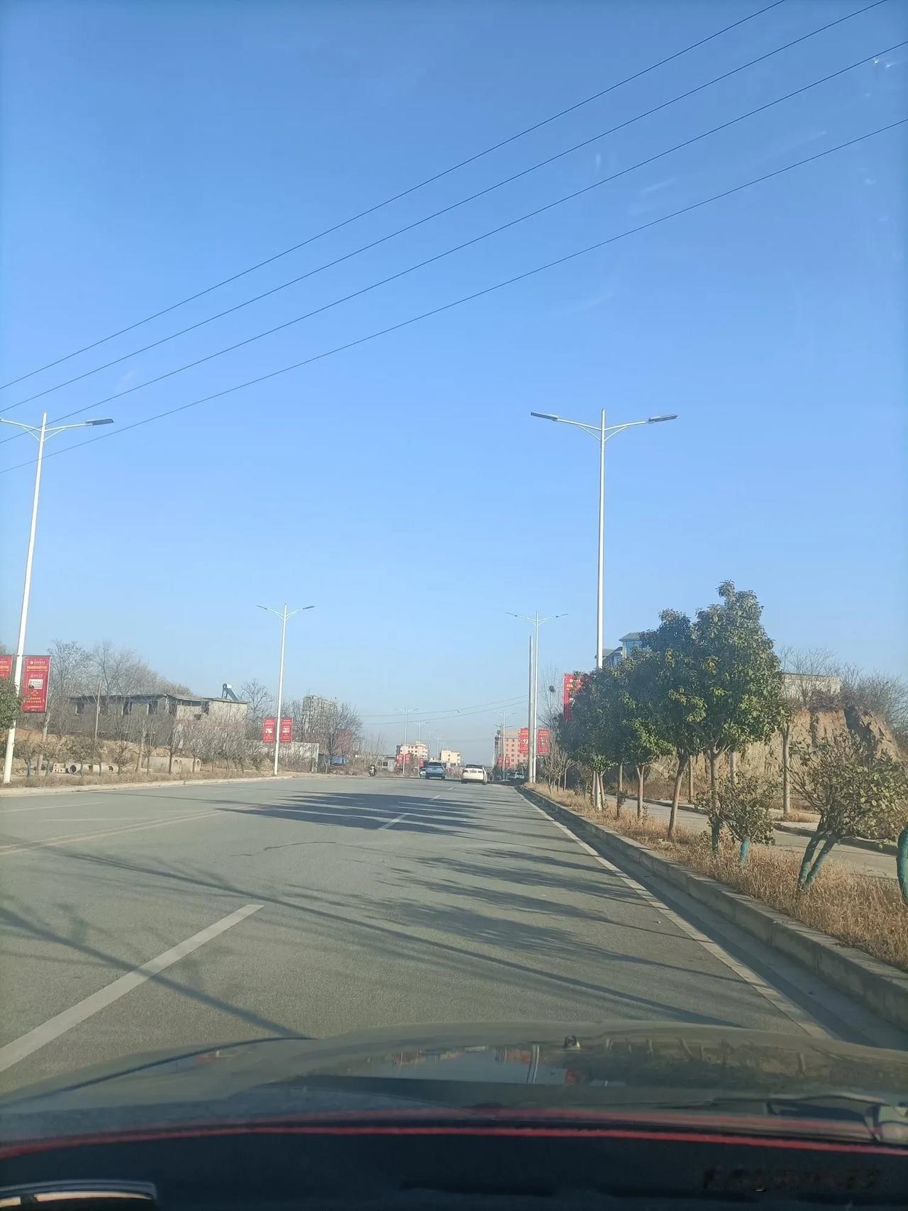 今天出门走这条路，瞅着天儿是真透亮——蓝得没半片云，连电线杆子的影子都清清楚楚铺