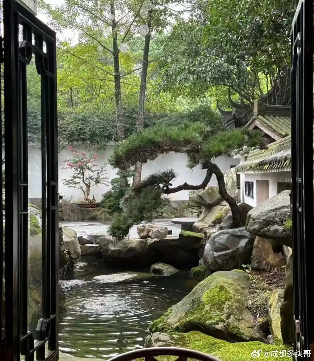 杜甫草堂旁边，报价4个亿的独门独院，看房要验资“1个小目标”。这套备受热议的房源