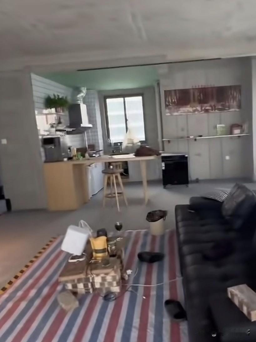 这两年在网上看到不少买了房的年轻人，直接不装修，毛坯房入住，不仅环保安全，新水泥