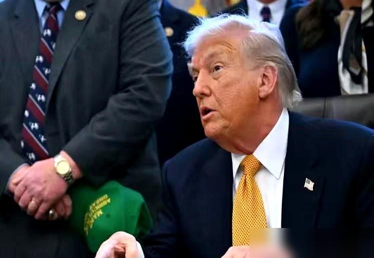 信号已经不是暗示，而是近乎明示了。

英国直接把德黑兰大使馆的大门关了。紧接着，