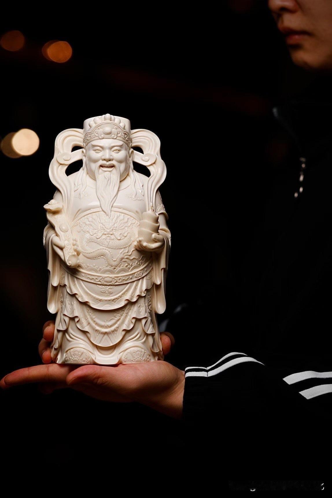 有些财神像，一眼看去就很“旺”。
不是俗气的金满堂，而是一种压得住场、聚得住福的